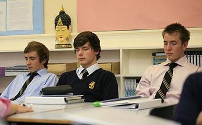 英美中小学推崇“打坐冥想”缓解学生压力